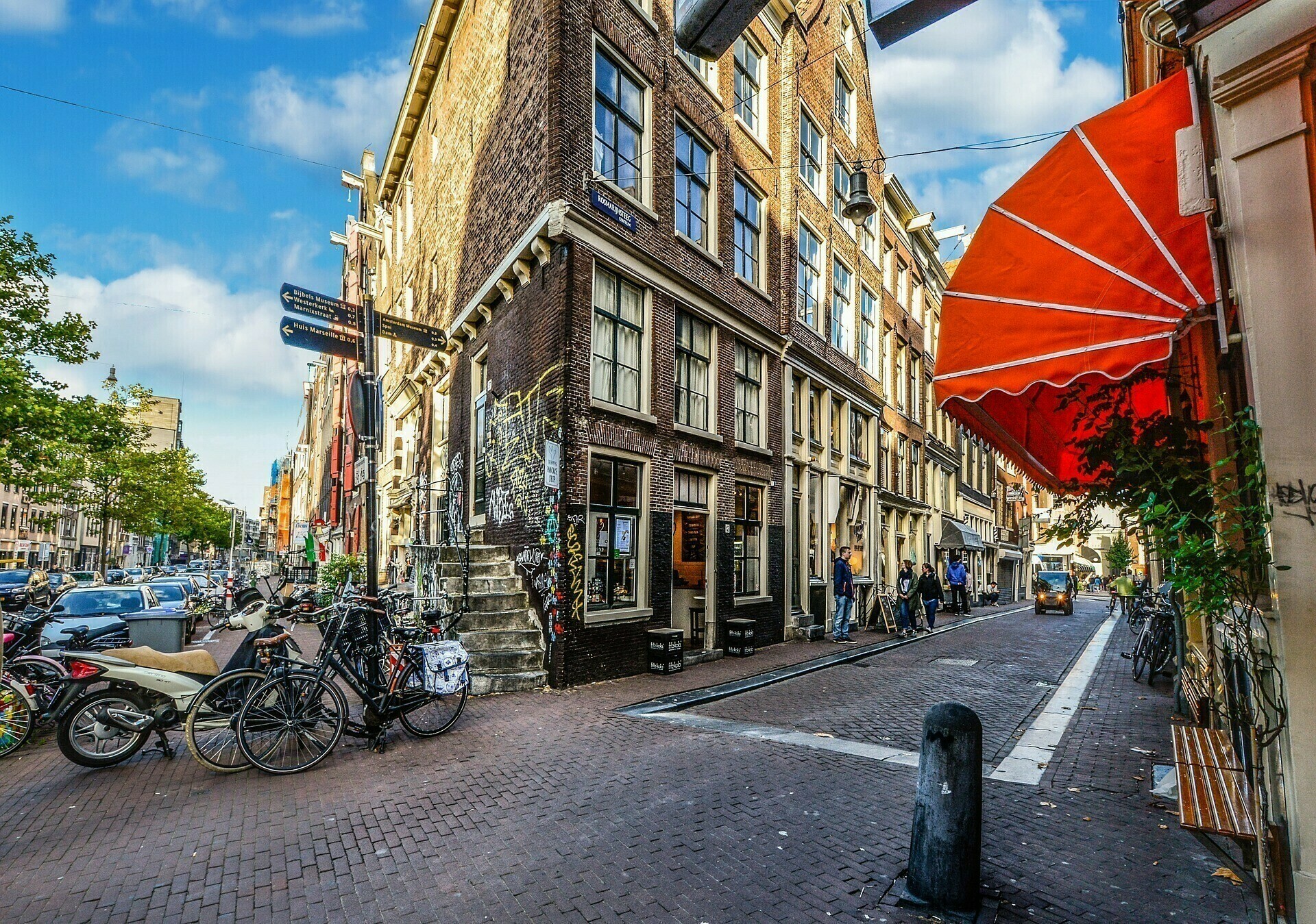 Scooters fietspad camera's Amsterdam